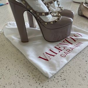 ROCKSTUD PLATFORM PUMP IN PATENT LEATHER 155 MM